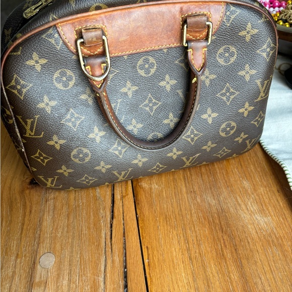 Well loved pre-owned authentic Louis Vuitton Trouville handbag. - Picture 9 of 14